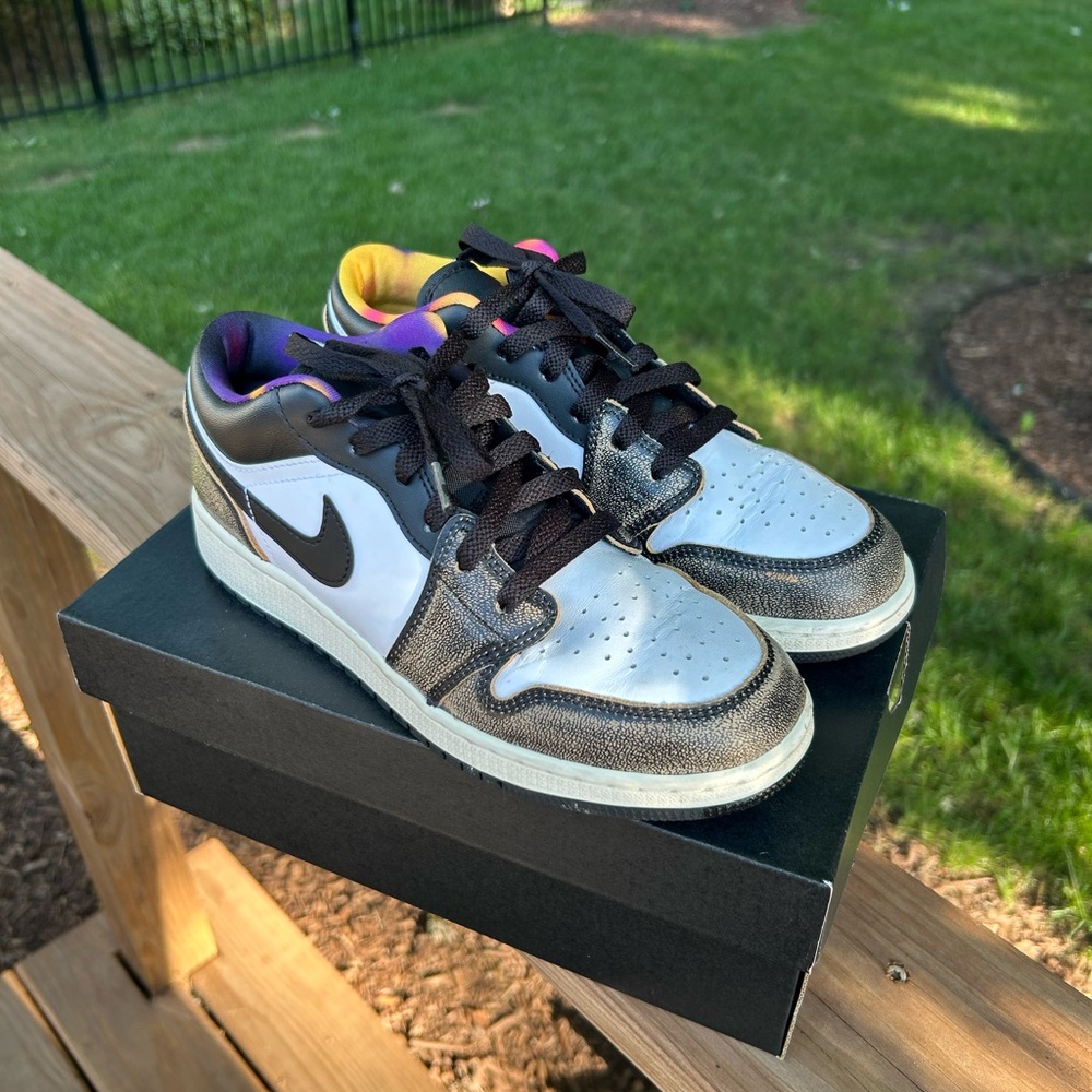 Nike Air Jordan 1 Low SE(GS) - Black/White Onyx-White-Sail Color Accents